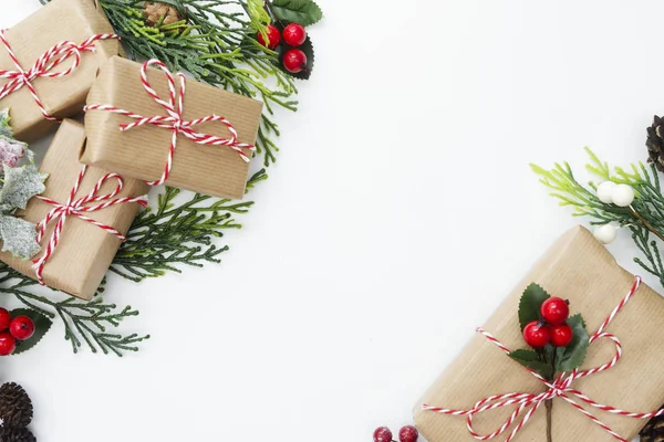 Fondo de Navidad, maqueta con cajas de regalo y decoración de invierno., sobre fondo blanco. Vacaciones de invierno. Vista superior con espacio de copia . —  Fotos de Stock