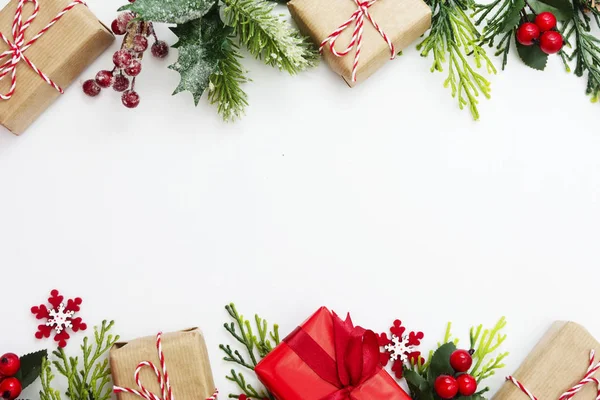 Fondo de Navidad, maqueta con cajas de regalo y decoración de invierno., sobre fondo blanco. Vacaciones de invierno. Vista superior con espacio de copia . — Foto de Stock