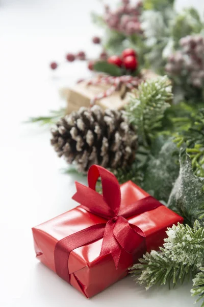 Julen röda gåvor presenterar på isolerad bakgrund. Festlig semester dekorationer på vit bakgrund. — Stockfoto
