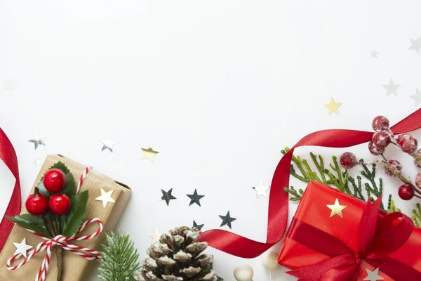 Fondo de Navidad con cajas de regalo, cinta roja, decoraciones de invierno, aislado sobre fondo blanco. Navidad y Año Nuevo concepto. Prepárense, copien espacio. Piso tendido, vista superior . — Foto de Stock