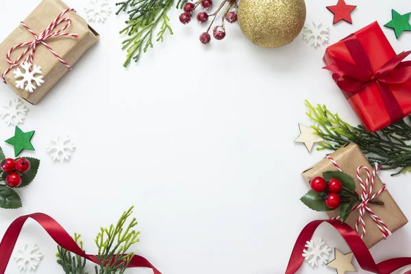 Noel hediyesi kutuları, kırmızı kurdeleler, kış süsleri, beyaz arka planda izole edilmiş. Noel ve Yeni Yıl konsepti. Model yap, kopyala uzayı. Düz yatış, üst görünüm.