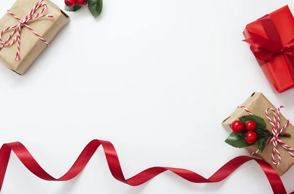 圣诞礼品盒，红色和手工，红色缎带隔离的白色背景。 圣诞节和新年的概念。 模拟，复制空间。 寒假. — 图库照片