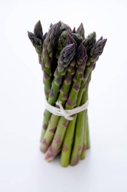 Bir yığın taze kuşkonmaz izole edilmiş. Taze sebze..