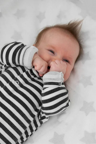 Retrato Bebé Soñoliento Lindo Bebé Recién Nacido Cama Hora — Foto de Stock