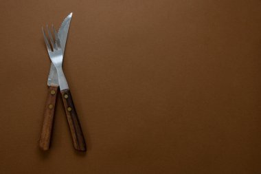 Yemek tarifi, yemek pişirme modeli. Kaliteli çatal ve tahta saplı bıçak. Metin için alanı kopyala.