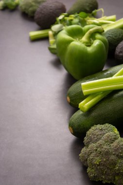 Detoks, sağlıklı beslenme. Yeşil sebze. Gri arkaplan üstü görünümü.