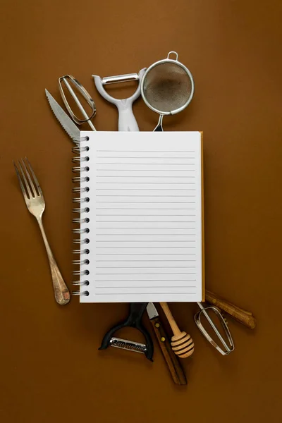 Koken Concept Keukengereedschap Leeg Notitieboek Bruine Achtergrond Bovenaanzicht — Stockfoto