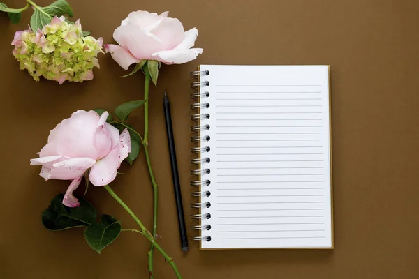 Open Note Book Flowers Roses Hydrangea Brown Background Top View — Stock Photo, Image