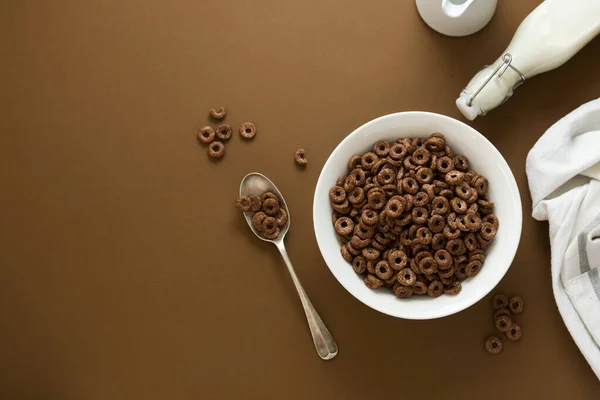 Anneaux Céréales Chocolat Dans Bol Fond Brun Petit Déjeuner Pour — Photo