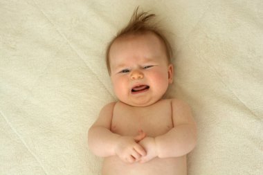 Yatakta ağlayan yeni doğmuş bebek, en iyi manzara 4 aylık bebek portresi.