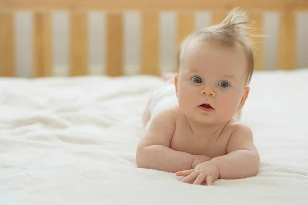 Niña Estómago Bebé Recién Nacido Boca Abajo Cuidado Piel Cuidado — Foto de Stock