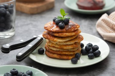 Yabanmersinli peynirli krep, koyu arkaplanda sağlıklı kahvaltı.