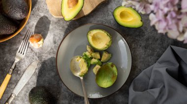 Avokadolarlı tabağın üst görüntüsü. Avokado sosu pişiriyor, yayılıyor. Sağlıklı yiyecek üst görünümü