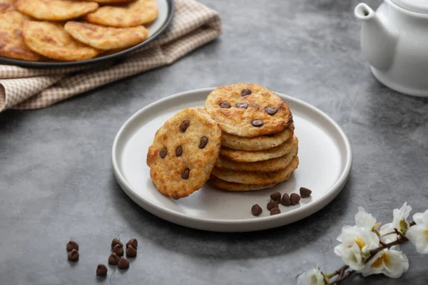 Montón Galletas Chocolate Fondo Oscuro Dulce Deliciosa Merienda Desayuno — Foto de Stock