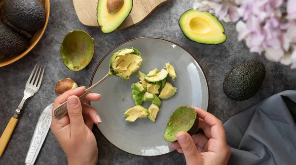 Cocinar Aguacate Untar Manos Mujer Cortando Aguacates Comida Saludable Vista —  Fotos de Stock