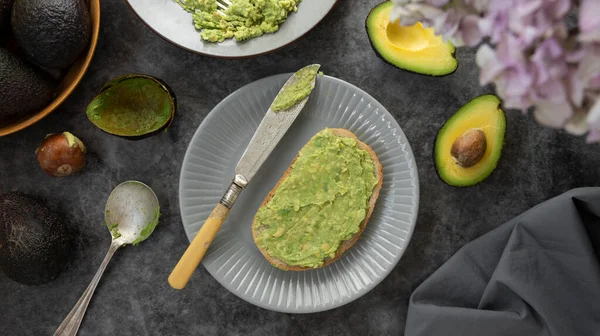 Avokado ekmek dilimine yayılmış. Sağlıklı yiyecek üst görünümü