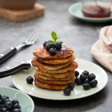 Yabanmersinli peynirli krep, koyu arkaplanda sağlıklı kahvaltı.