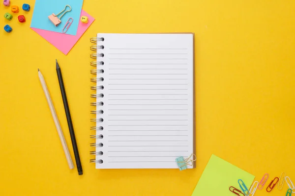 Volta Conceito Escola Caderno Vazio Aberto Material Escolar Notas Pegajosas — Fotografia de Stock