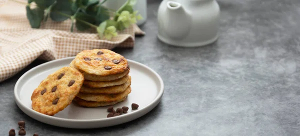 Galletas Chocolate Caseras Aislado Sobre Fondo Oscuro Snack Dulce Desierto —  Fotos de Stock