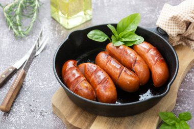 Kızarmış lezzetli sosisler kızartma tavasında, et sosisleri kahvaltıda..