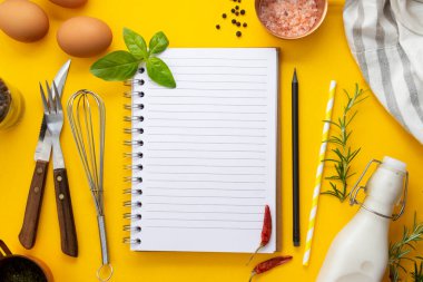 Yemek tarifleri, sarı arka plan, yemek malzemeleri ve mutfak aletleri için boş defterleri aç. Boşluğu kopyala.