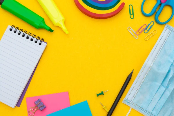 フェイスマスク カラフルな鉛筆 虹消しゴム ノートブック 付箋やオフィス用品と学校の概念に戻る 要旨教育的背景 — ストック写真