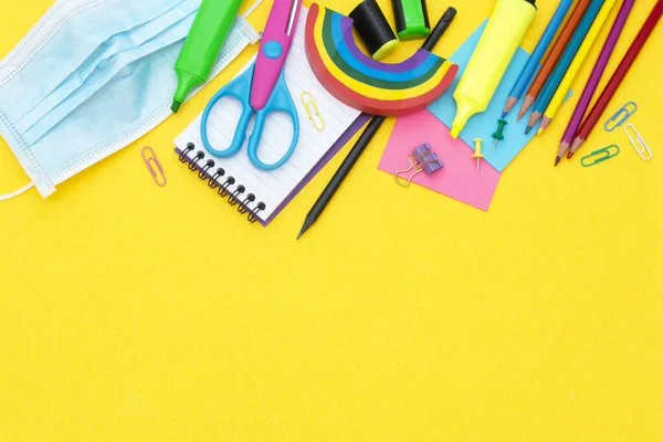 Volver Escuela Concepto Con Mascarilla Facial Lápices Colores Borrador Arco — Foto de Stock