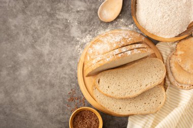 Koyu arkaplanda tam tahıllı ekmek. Üst Manzara. Taze pişmiş ekmek..