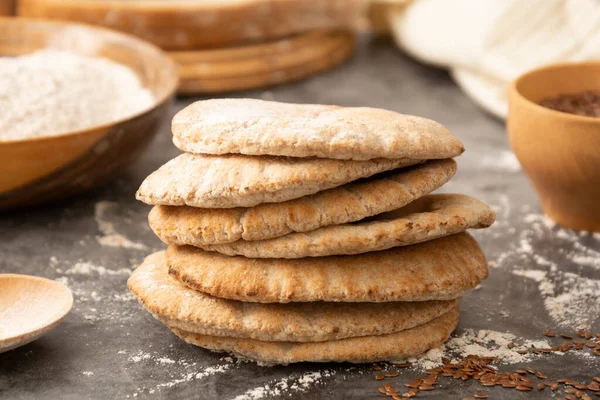 Pitta ekmekleri yakın çekim. Taze pişmiş kepekli ekmek.