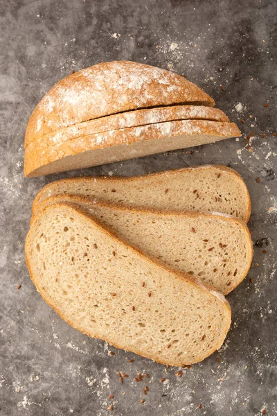 深色背景下的全麦面包 顶部视图 新鲜烘焙的面包 — 图库照片