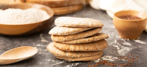 Pitta ekmekleri yakın çekim. Taze pişmiş kepekli ekmek.