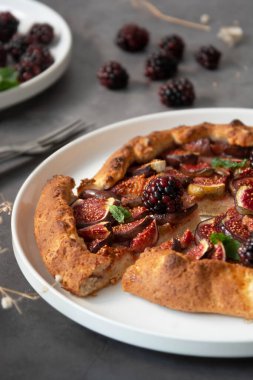 Galeteyi taze incirle kapatın. Geleneksel kır meyvesi ev yapımı turta, düz uzanma.