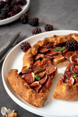 Taze incirli incir galeti. Geleneksel kır meyvesi ev yapımı turta, düz uzanma.