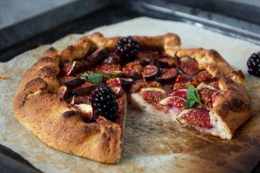 Taze incirli incir galeti. Geleneksel kır meyvesi ev yapımı turta, düz uzanma.