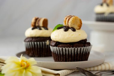 Vanilyalı kremalı çikolatalı kek. Kahvaltıda tatlı.