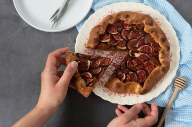 Bir galette taze incirle el ele tutuşmak. Geleneksel köy meyveli turta, üst manzara..