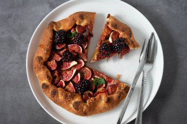 Taze incirli incir galeti. Geleneksel köy meyveli turta, üst manzara..