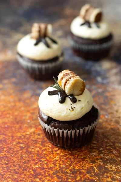 Chocolate cupcakes with butter cream. Sweet dessert, bakery, pastry dessert. — Stock Photo, Image