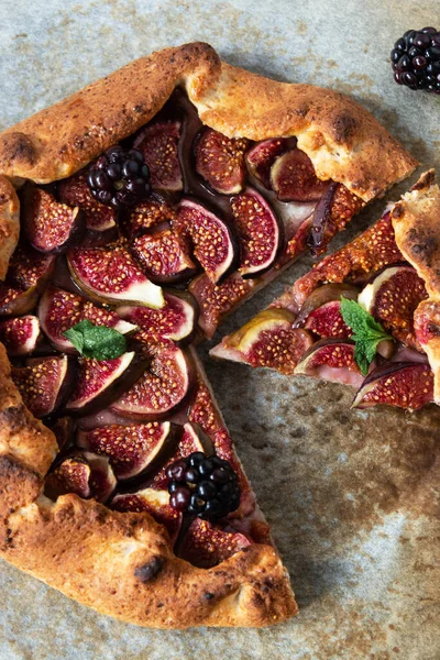 Taze incirli incir galeti. Geleneksel köy meyveli turta, üst manzara..