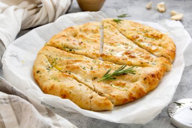Sarımsaklı odak ekmeği. Taze pişmiş sarımsaklı ekmek, zeytinyağı ve bitkiler..