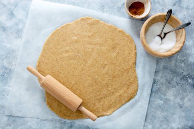 Kurabiye ya da turta kağıdına sürülmüş. Düz yatıyordu.