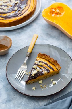 Bir dilim balkabağı turtası. Kabak tartının en üst görüntüsü. Ev yapımı sonbahar yemekleri. Fırın arka planı