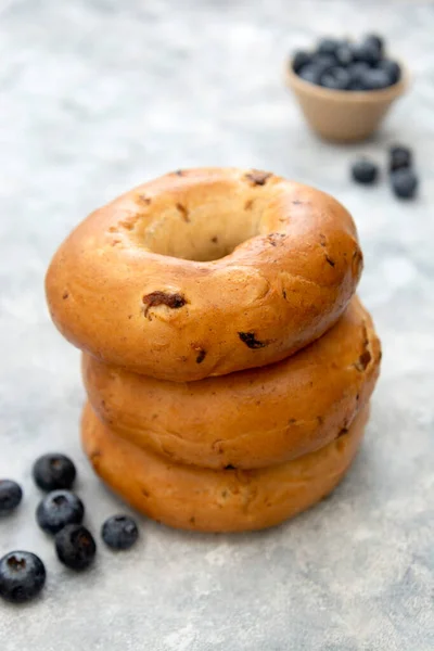 Bagels Met Kaneel Bosbes Bovenaanzicht Banketbakkerswerk — Stockfoto