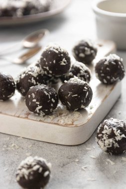 Yulaf, fındık ve kuru meyveli sağlıklı enerji protein topları. Vejetaryen ısırıkları.