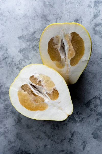 Pomelo en rodajas aislado. Deliciosos cítricos. Alimento saludable. —  Fotos de Stock