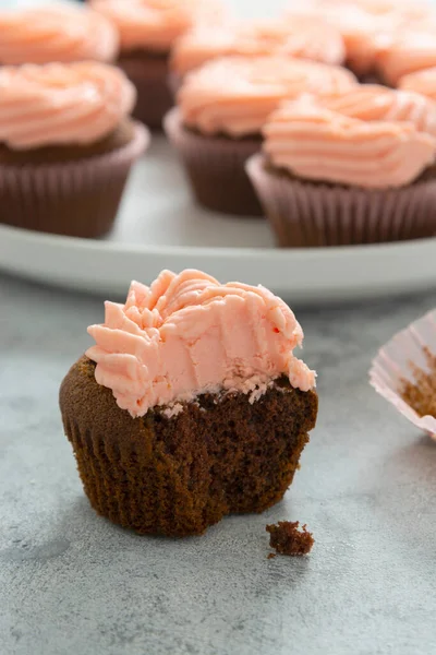 Coklat cupcakes dengan buttercream stroberi, fokus selektif. — Stok Foto