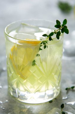 Yaz mevsiminin sarı limon bardağını ferahlatan cam bir içecek. Soda ve limonata..