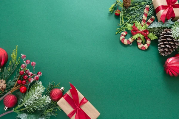 Χριστουγεννιάτικο Πράσινο Φόντο Χειμερινές Διακοσμήσεις Κουτιά Δώρων Κλαδιά Ελάτης Κουκουνάρια — Φωτογραφία Αρχείου