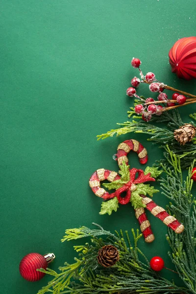 Fondo Verde Navideño Con Decoraciones Invierno Cajas Regalo Ramas Abeto — Foto de Stock