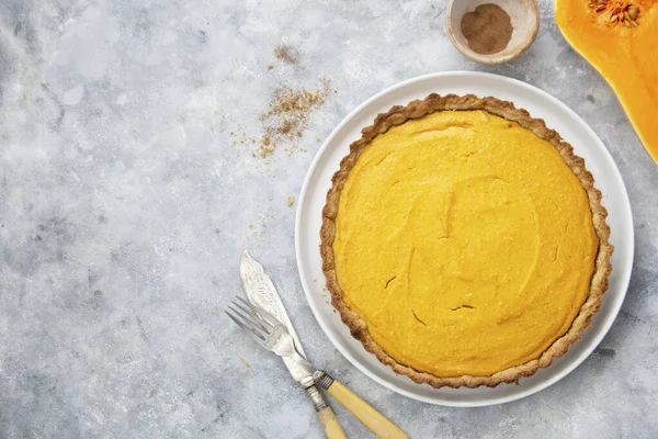 Ungekochter Kürbis Oder Kürbiskuchen Herbstliches Dessert Hausgemachtes Gebäck — Stockfoto